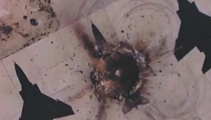 世界杯直播-以色列宣布击毁伊朗战机，并公布导弹轰炸画面，而画面中被炸“战机”纹丝不动，竟是画在停机坪上的涂鸦